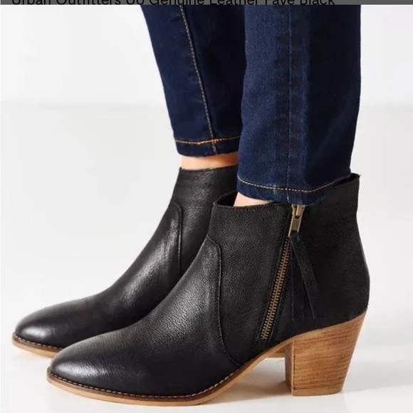 Urban Outfitters Faye Leather Distressed Boot Black Zipper SZ 7 - Picture 1 of 13